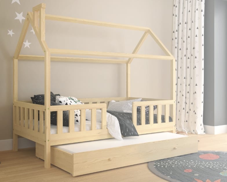 Drewniane łóżko dla dziecka w kształcie domku z dodatkową powierzchnią do spania w kolorze naturalnej sosny.