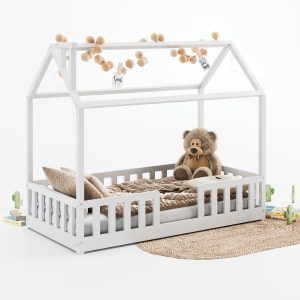 Łóżeczko dla dziecka w wieku trzech lat, białe z daszkiem. Inspiracje pokoju dla dziecka.