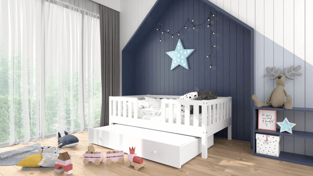 Białe łóżko dla dziecka z dodatkowym materacem.