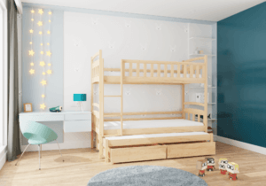 Trzyosobowe łóżko piętrowe z szufladą z drewna sosnowego.