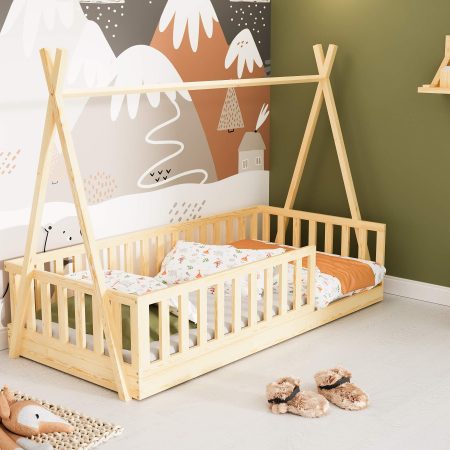 Drewniane łóżko tipi dla dziecka lakierowane lakierem bezbarwnym.