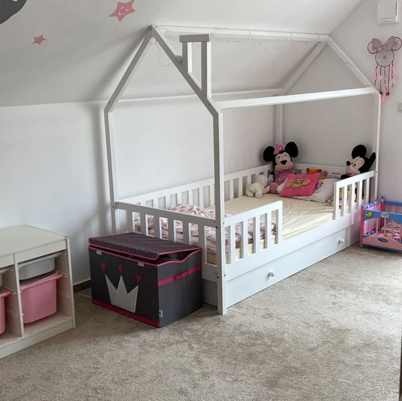 Łóżko domek z szufladą pojedynczą z barierkami dla dwulatka.