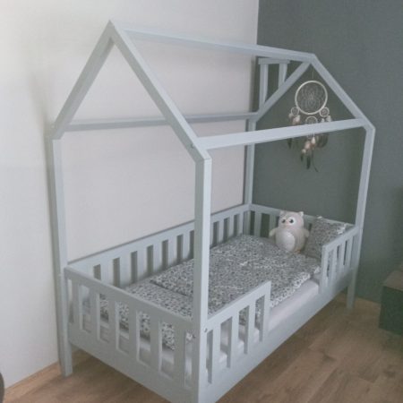 Łóżka dla dzieci z daszkiem i kominkiem w kolorze białym.