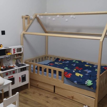 Naturalne łóżko drewniane z daszkiem i kominkiem dla dzieci.