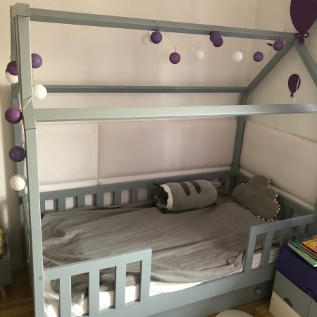 Łóżka dziecięce z drewna w kolorze szarym z daszkiem.