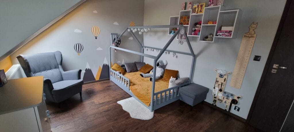 Łóżko domek dla dwulatka ze zdejmowaną barierką.