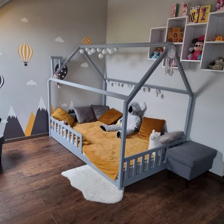 Łóżko domek dla dwulatka ze zdejmowaną barierką.