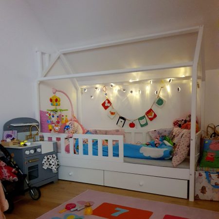 Łóżko w kształcie domku dla dzieci z szufladami w kolorze białym