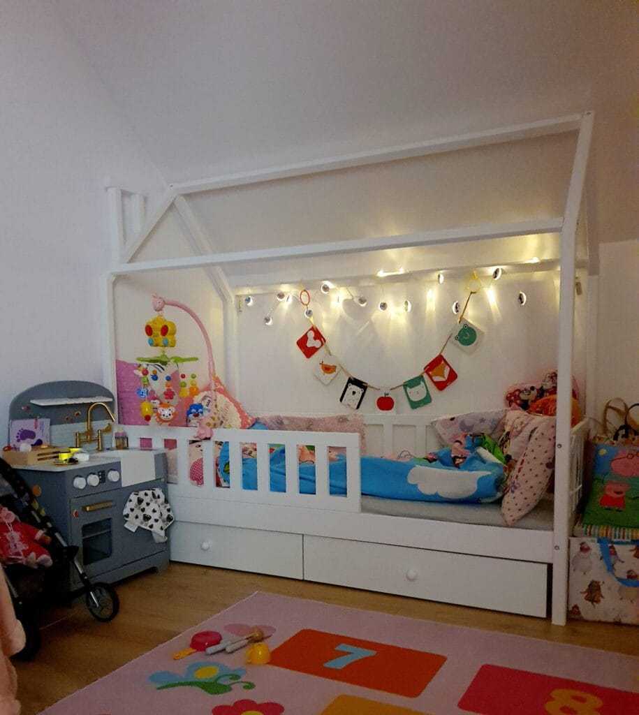 Łóżko w kształcie domku dla dzieci z szufladami w kolorze białym