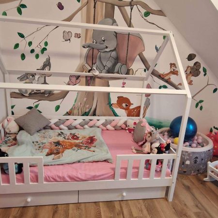 Łóżka dla trzylatka z podwójnymi szufladami w kolorze białym dla dzieci.