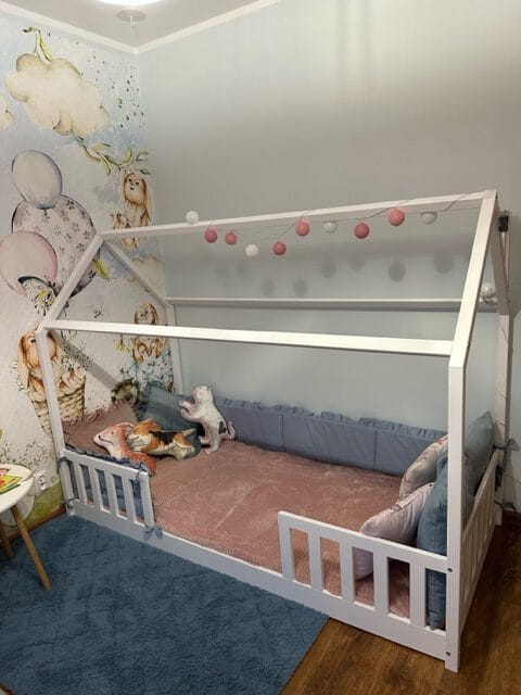 Drewniane łóżko w kształcie domku