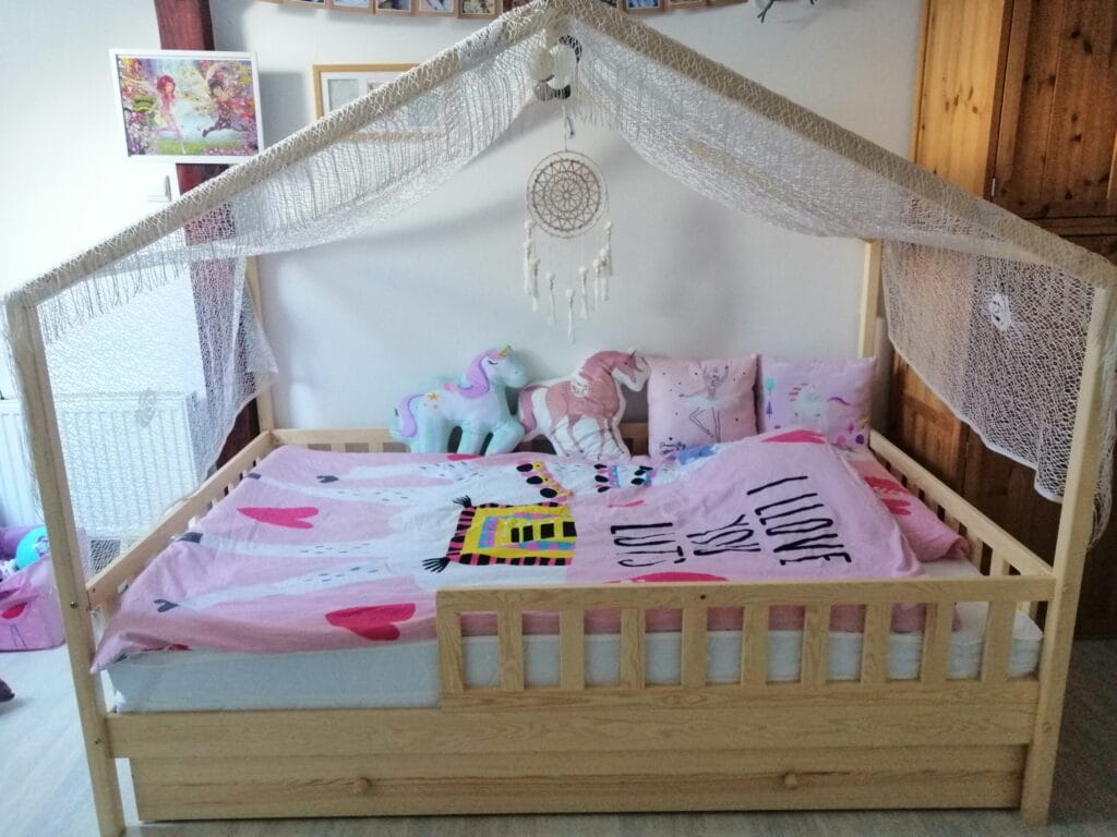 Łóżko z drewna domek