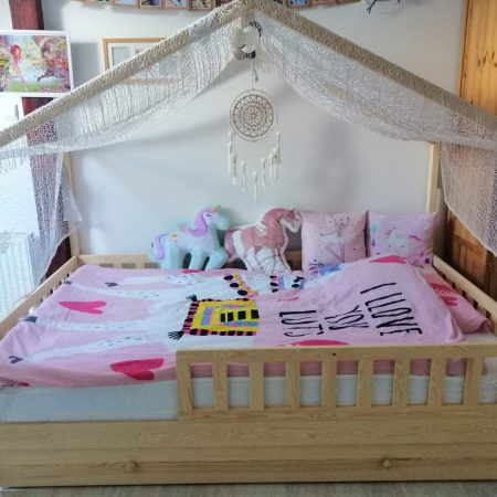 Łóżko z drewna domek