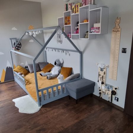 Łóżka dla dzieci w kształcie domku z drewna