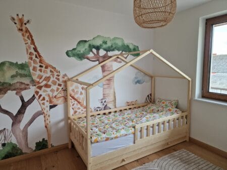 Drewniane łóżko w kształcie domku