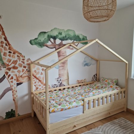 Drewniane łóżko w kształcie domku