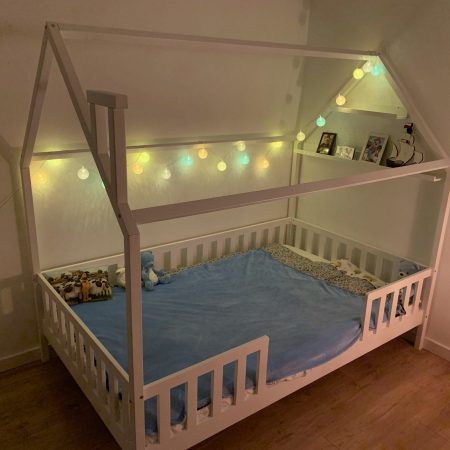 Łóżka dla dzieci w kształcie domku w aranżacji w dziecięcym pokoju.