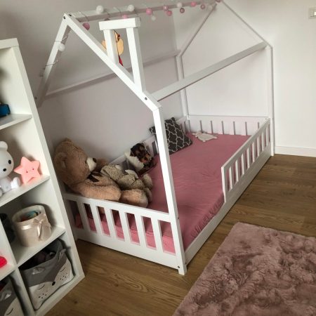 Łóżka dla dzieci w kształcie domku w aranżacji w dziecięcym pokoju.