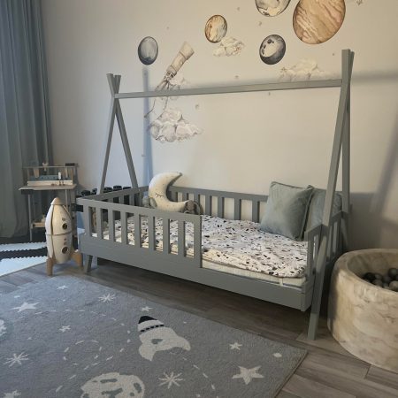 Łóżko dla dziecka z daszkiem w aranżacji w pokoju dziecięcym.