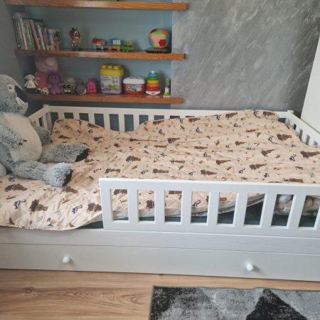 Łóżka dla dzieci w kształcie domku w aranżacji w dziecięcym pokoju.