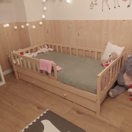 Łóżka dla dzieci w kształcie domku w aranżacji w dziecięcym pokoju.