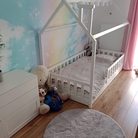 Łóżka dla dzieci w kształcie domku w aranżacji w dziecięcym pokoju.