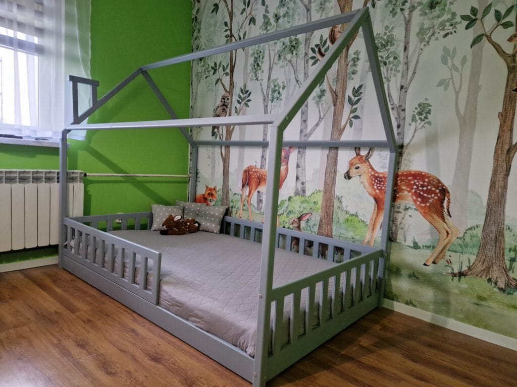 Łóżka dla dzieci w kształcie domku w aranżacji w dziecięcym pokoju.