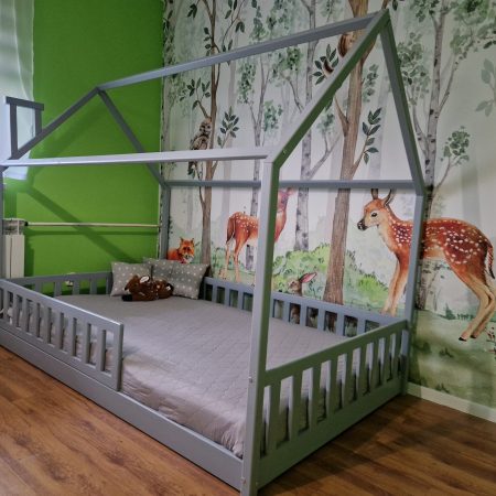 Łóżka dla dzieci w kształcie domku w aranżacji w dziecięcym pokoju.