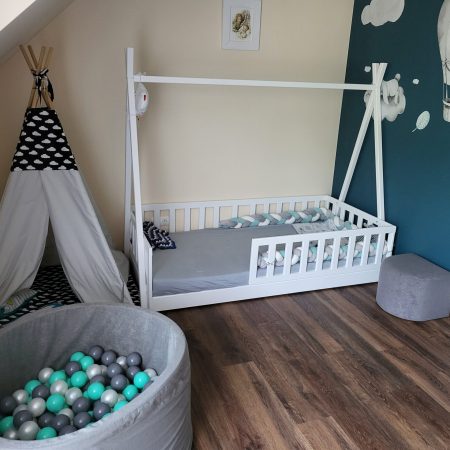 Łóżka dla dzieci w kształcie domku w aranżacji w dziecięcym pokoju.