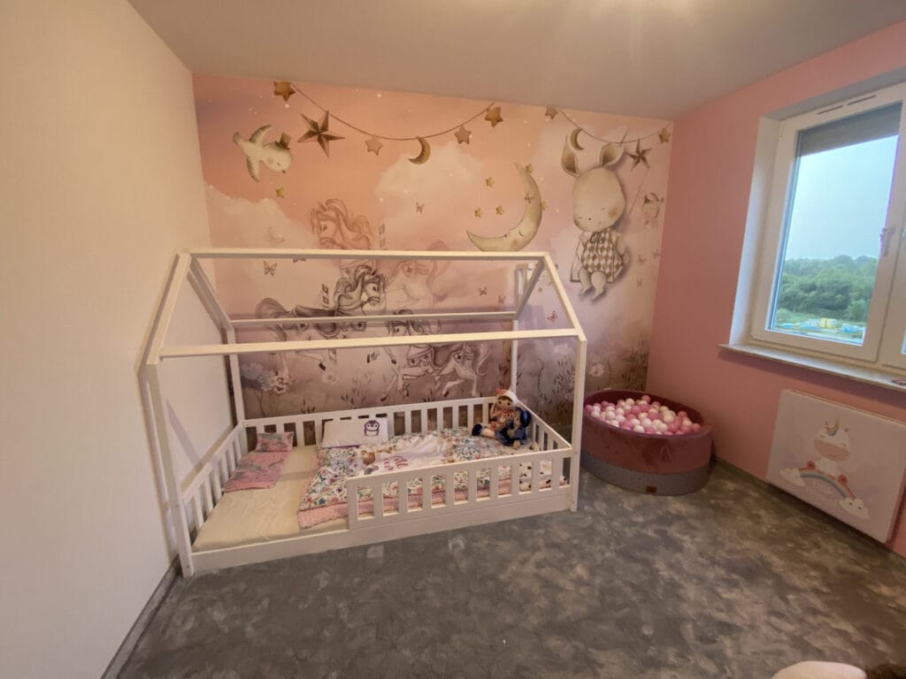 Łóżka dla dzieci w kształcie domku w aranżacji w dziecięcym pokoju.