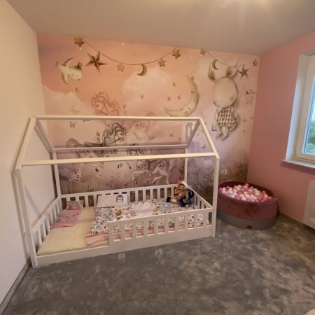 Łóżka dla dzieci w kształcie domku w aranżacji w dziecięcym pokoju.