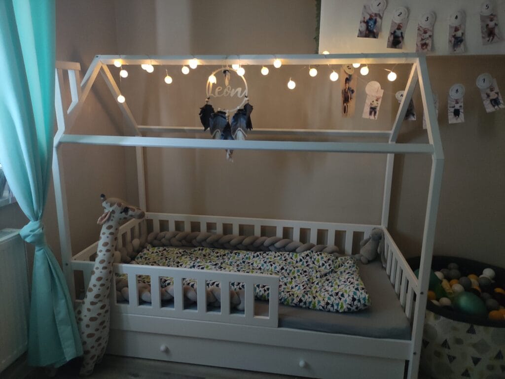 Łóżko dla dziecka z daszkiem w aranżacji w pokoju dziecięcym.