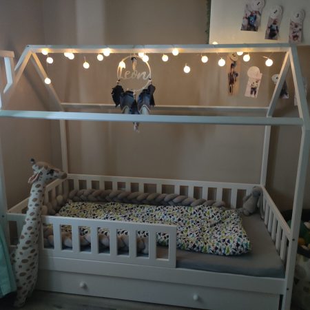 Łóżko dla dziecka z daszkiem w aranżacji w pokoju dziecięcym.