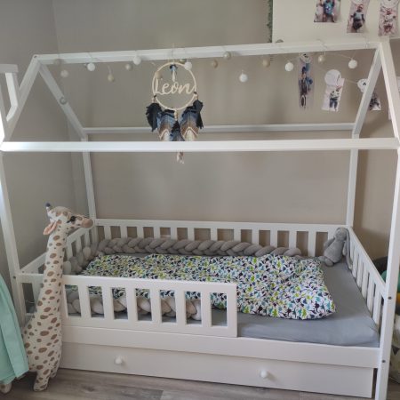 Łóżka dla dzieci w kształcie domku w aranżacji w dziecięcym pokoju.