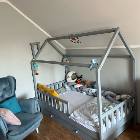 Łóżka dla dzieci w kształcie domku w aranżacji w dziecięcym pokoju.