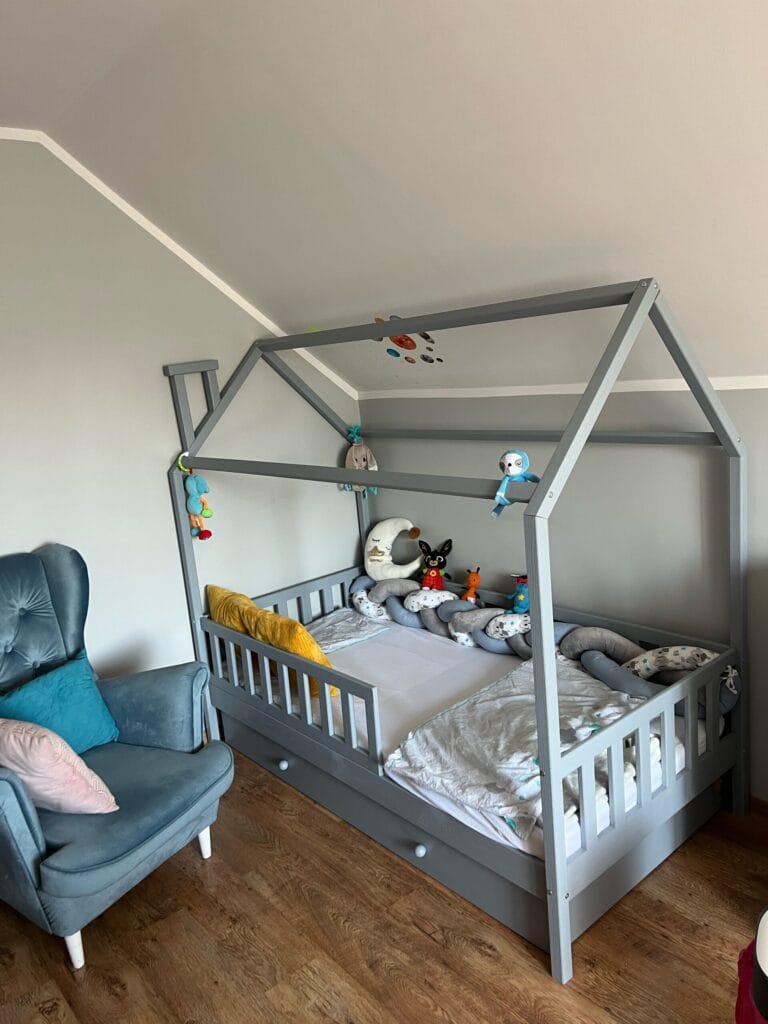 Łóżka dla dzieci w kształcie domku w aranżacji w dziecięcym pokoju.