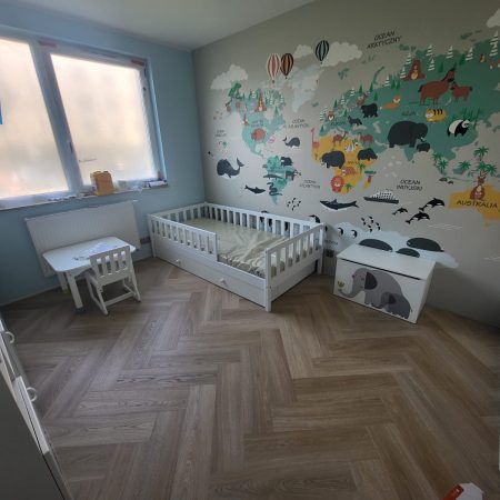 Łóżka dla dzieci w kształcie domku w aranżacji w dziecięcym pokoju.