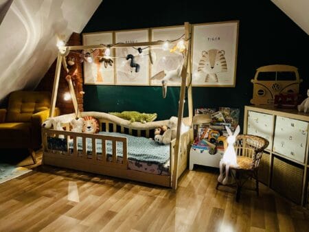 Aranżacja łóżeczka dla dziecka typu domek.