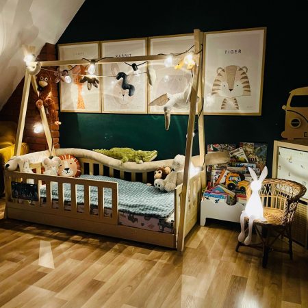 Aranżacja łóżeczka dla dziecka typu domek.