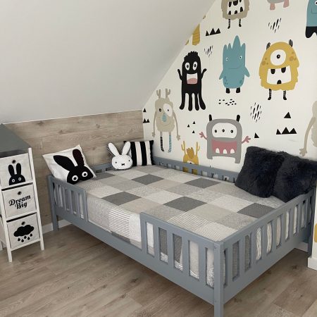 Łóżka dla dzieci w kształcie domku w aranżacji w dziecięcym pokoju.