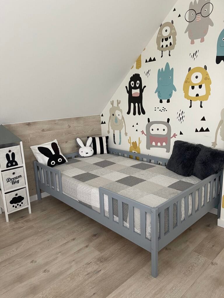 Łóżka dla dzieci w kształcie domku w aranżacji w dziecięcym pokoju.