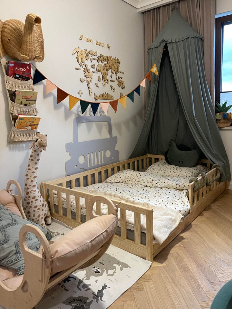 Aranżacja łóżeczka dla dziecka typu domek.