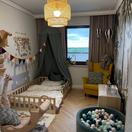 Aranżacja łóżeczka dla dziecka typu domek.