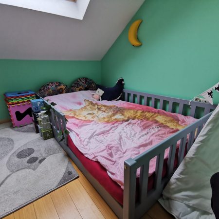 Łóżka dla dzieci w kształcie domku w aranżacji w dziecięcym pokoju.