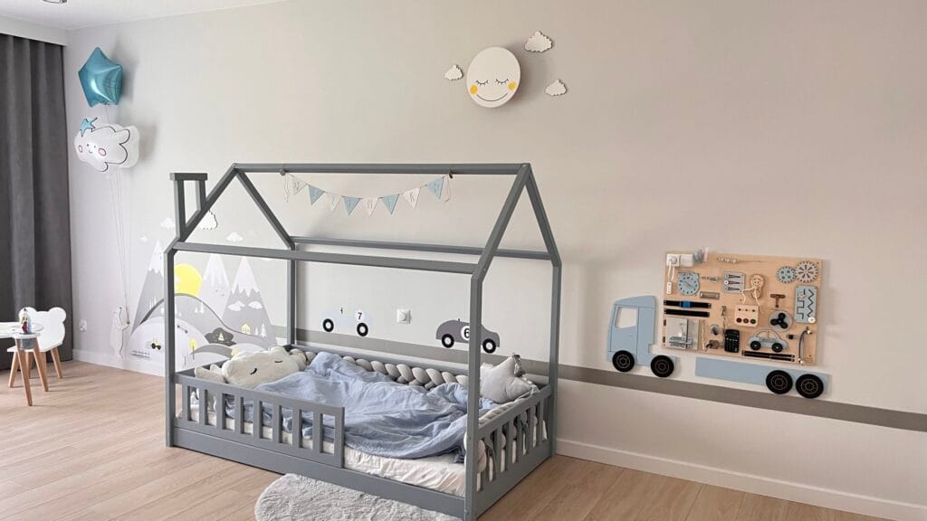 Aranżacja łóżeczka dla dziecka typu domek.