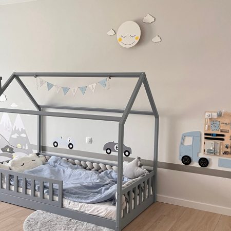 Aranżacja łóżeczka dla dziecka typu domek.