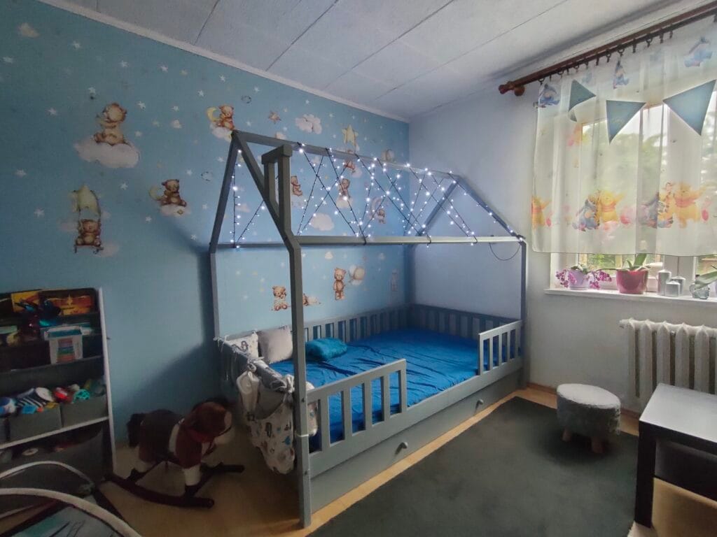 Aranżacja łóżeczka dla dziecka typu domek.