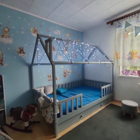 Aranżacja łóżeczka dla dziecka typu domek.