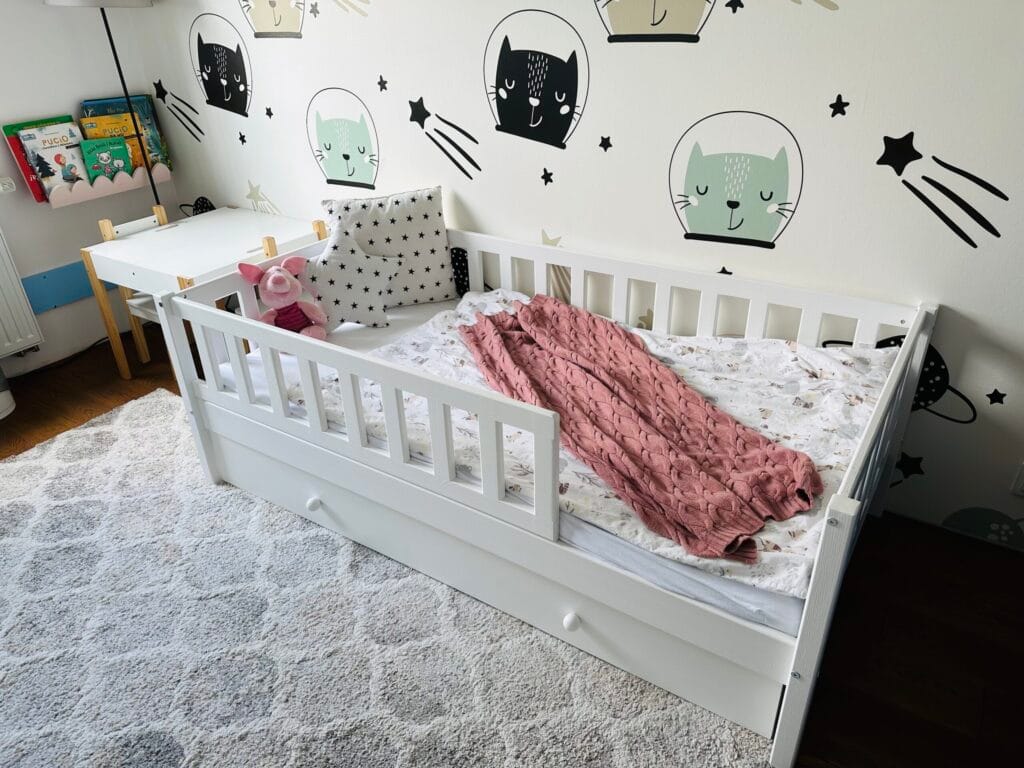 Aranżacja łóżeczka dla dziecka typu domek.