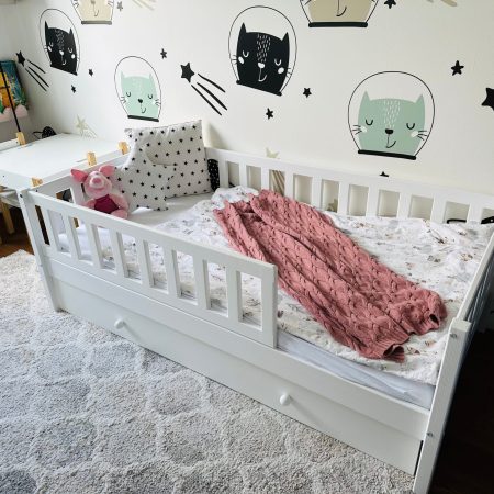 Aranżacja łóżeczka dla dziecka typu domek.